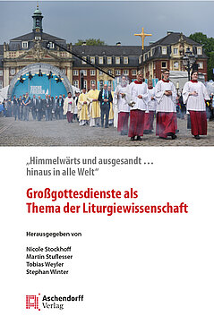 Im Rahmen des 101. Katholikentags 2018 in Münster hat der Lehrstuhl für Liturgie­wissenschaft mit Studierenden erneut eine empirische Studie durchgeführt. Forschungs­gegenstand waren die beiden Großgottesdienste zu Beginn und Ende des Katholikentags. Prof. Martin Stuflesser und Mag. theol. Tobias Weyler haben nun zusmmen mit den an der Planung der Gottesdienste Beteiligten Prof. Stephan Winter (Tübingen) und Dr. Nicole Stockhoff (Münster) einen Band mit Ergebnissen herausgegeben. Erstmals liegt damit eine Studie vor, das liturgie­wissenschaft­lichen Fragestellungen zu Groß­gottes­diensten nachgeht. Während des Katholiken­tags teilten Mitarbeiter des Lehrstuhls und Seminar­teilnehmer einen zuvor entwickelten Fragebogen an über 1.000 Gottesdienstbesucher aus, die ebenso auch online teilnehmen konnten. Aus den Rückmeldungen über das Erleben wird in dem Band eine Charak­teristik von Großgottes­diensten entwickelt: Großgottesdienste mit ihrem speziellen Anlass und ihren vielen Mitfeiernden stellen in Vorbereitung und Durchführung für alle Beteiligten eine besondere Herausforderung dar, zumal dann, wenn sie medial übertragen werden. Diese Herausforderung gezielt als Gestaltungs­aufgabe wahrzunehmen, lohnt für die Kirchen deshalb, weil sich hier Glaubens­gemeinschaft weit über ansonsten meist viel engere Begrenzungen hinaus bilden und in eine große Öffentlichkeit hineinwirken kann. Davon ausgehend werden rezeptionsästhetische, liturgietheologische und -praktische Überlegungen dazu angestellt, wie solche außergewöhnlichen Liturgien auf Mitfeiernde vor Ort wirken bzw. idealiter wirken sollen, und welche Gestaltungs­faktoren dafür maßgeblich sind. Weitere Zugänge zum Phänomen Großgottesdienste aus soziologischer und historischer Perspektive ergänzen den Band. Stockhoff, Nicole / Stuflesser, Martin / Weyler, Tobias / Winter, Stephan (Hg.), „Himmelwärts und ausgesandt … hinaus in alle Welt“. Großgottesdienste als Thema der Liturgiewissenschaft, Münster 2021. ISBN: 978-3-402-24785-3