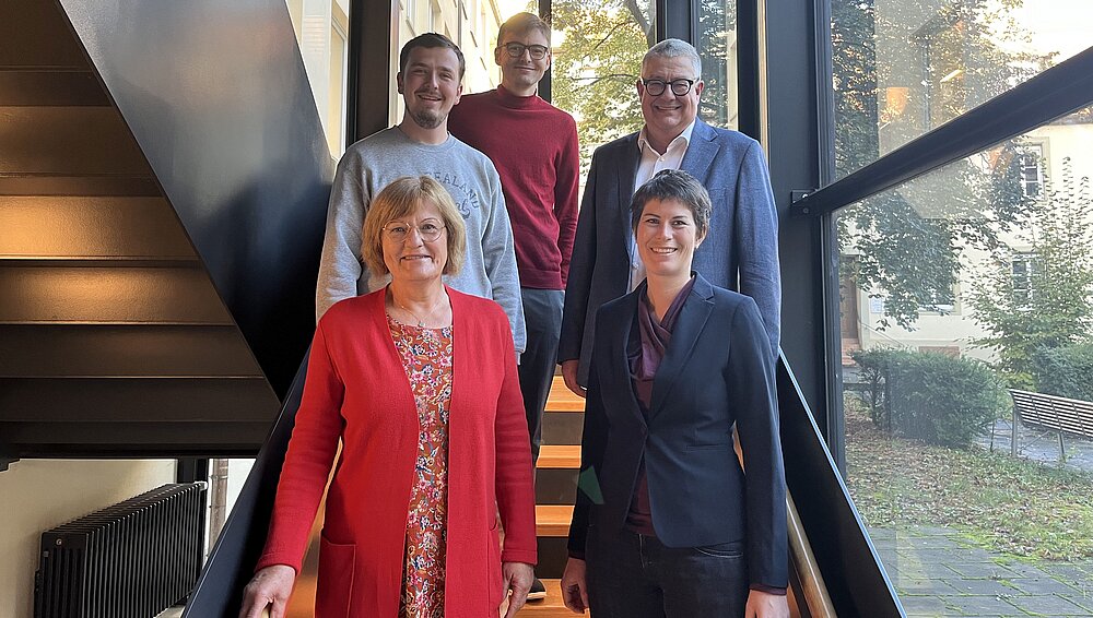 Lehrstuhlteam v.l.o.n.r.u.: Kilian Werner, Johannes Kronau, Prof. Dr. Matthias Reményi, Elfrieda Stark, Dr. Agnes Slunitschek; es fehlen: Vertr.-Prof. Dr. Johannes Grössl, Prof. Dr. Hildegund Keul, Prof. Dr. Elmar Koziel