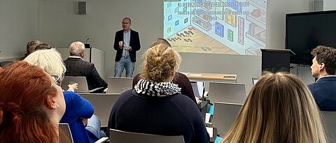Dozierender halt vor Gruppe einen Vortrag
