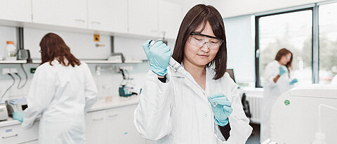 Chunyu Liao, Erstautorin der Studie in Nature Microbiology, im HIRI-Labor.